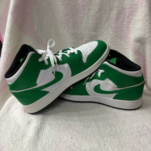 Jordan 1 Mid
Lucky Green (GS) Youth 6.5 / Women’s Size 8 - Picture 2 of 8
